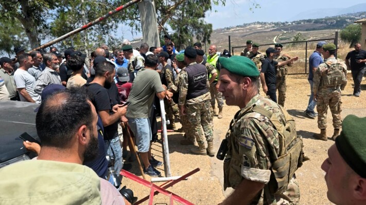 صورة مميزة: إستمرار عملية إدخال سكان زوطر الغربية إلى البلدة برفقة الجيش اللبناني