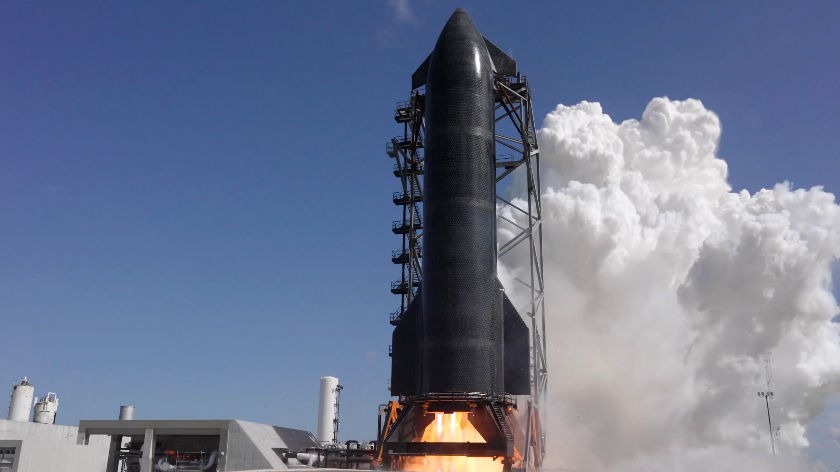 تجري شركة SpaceX اختبارًا ثابتًا للنار مع السفينة 40، وهي المركبة الفضائية في المرحلة العليا المقرر أن تطير في الرحلة التجريبية الثالثة عشرة لمركبة ستارشيب. نشرت الشركة هذه الصور على X في 2 يوليو 2026.
