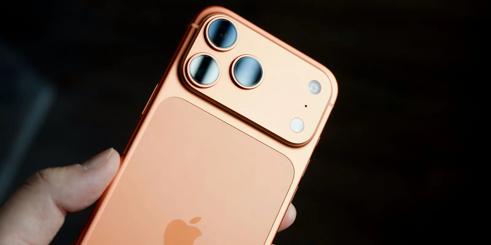 إليكم كيف قامت Apple (نوعًا ما) بتصوير لعبة MLS بالكامل باستخدام أجهزة iPhone | تُظهر الصورة هاتف iPhone 17 Pro Max باللون البرتقالي الكوني