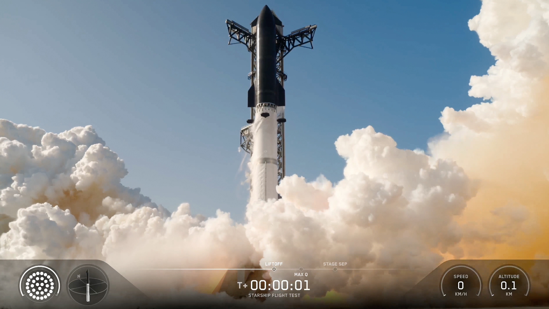 ينطلق صاروخ Spacex Starship Flight 13 الشاهق في السماء الزرقاء ويقذف أعمدة مزدوجة من الدخان.