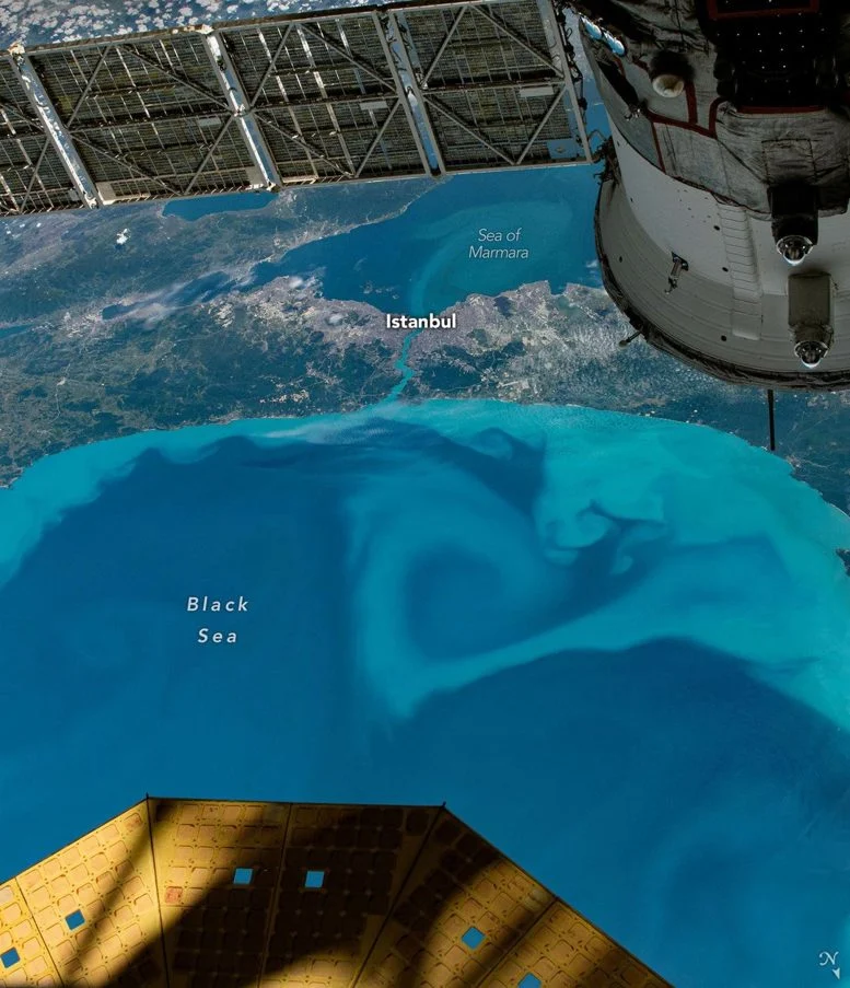البحر الأسود الفيروزي من محطة الفضاء الدولية (ISS) مشروح