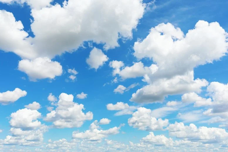 الغيوم البيضاء السماء الزرقاء