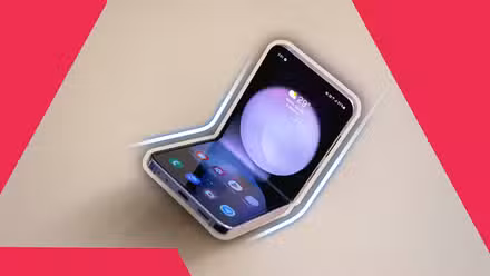 هاتف Galaxy Z Flip مطوي.