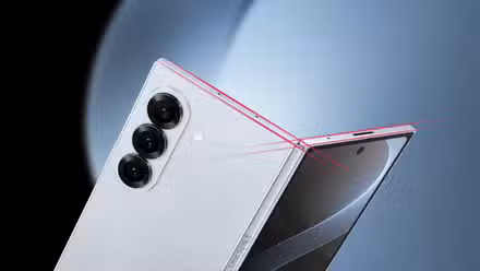هاتف Galaxy Z Fold مظلل بخطوط قياس رفيعة.