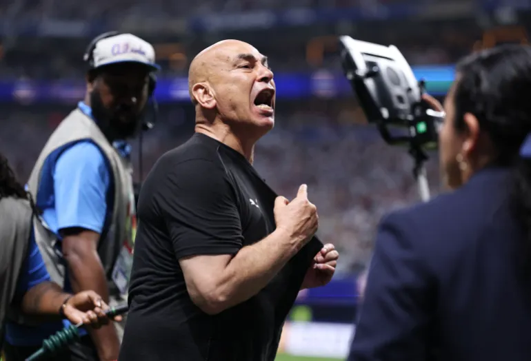 المدير الفني لمنتخب مصر حسام حسن ينفعل في مباراة الأرجنتين (الفرنسية) 