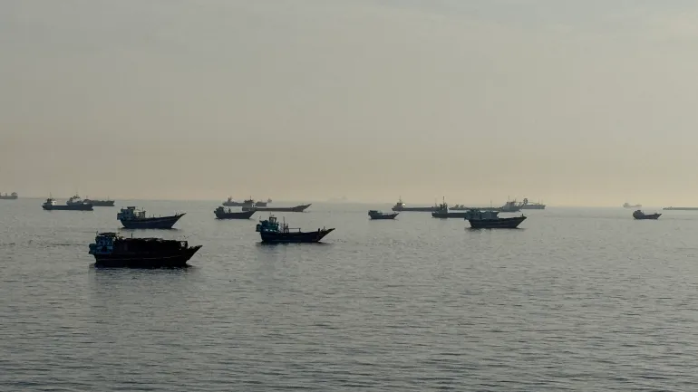 (ملفات) تظهر السفن راسية في مضيق هرمز، قبالة مدينة خصب الساحلية في شبه جزيرة مسندم شمال عمان في 17 مايو 2026.