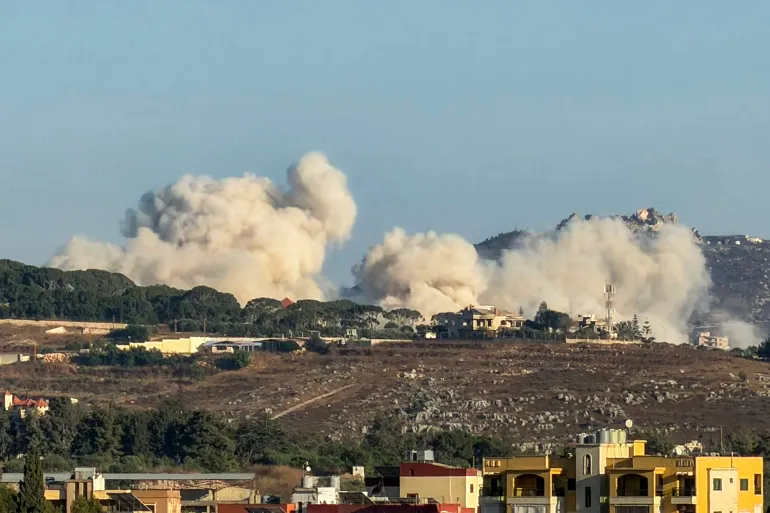 دخان يتصاعد بعد انفجارات إسرائيلية في قرية كفر تبنيت كما تظهر من النبطية في جنوب لبنان في 18 يوليو، 2026.