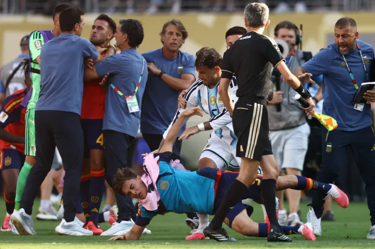 اشتبك لاعب خط الوسط الأرجنتيني رقم 05 لياندرو باريديس (أعلى) مع لاعب خط الوسط الإسباني رقم 09 جافي خلال المباراة النهائية لبطولة كأس العالم لكرة القدم 2026 بين إسبانيا والأرجنتين في ملعب نيويورك / نيو جيرسي في إيست روثرفورد في 19 يوليو 2026.