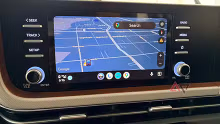 لقطة شاشة تعرض خرائط Google في التنقل على Android Auto