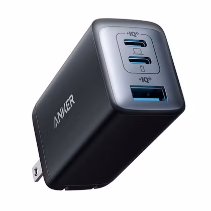 محول جداري من شركة Anker مزود بمنافذ متعددة على خلفية بيضاء