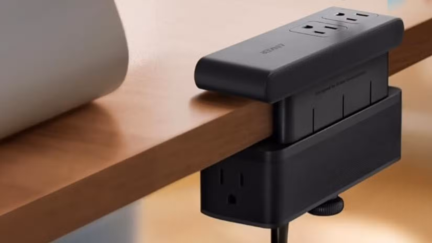   Anker Nano Power Strip على المكتب