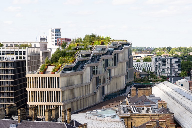منظر على السطح من King's Cross يُظهر مبنى مكاتب Google بسقفه الأخضر المدرج.
