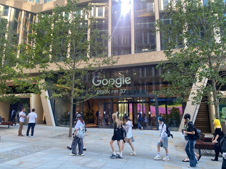 منظر خارجي للمدخل الرئيسي لمبنى Google، المنصة 37 مع المشاة الذين يسيرون بجانبهم.