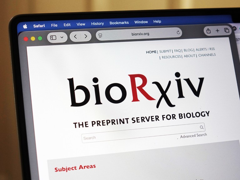 منظر عن قرب لشاشة كمبيوتر محمول تعرض صفحة bioRxiv الرئيسية على متصفح الويب.