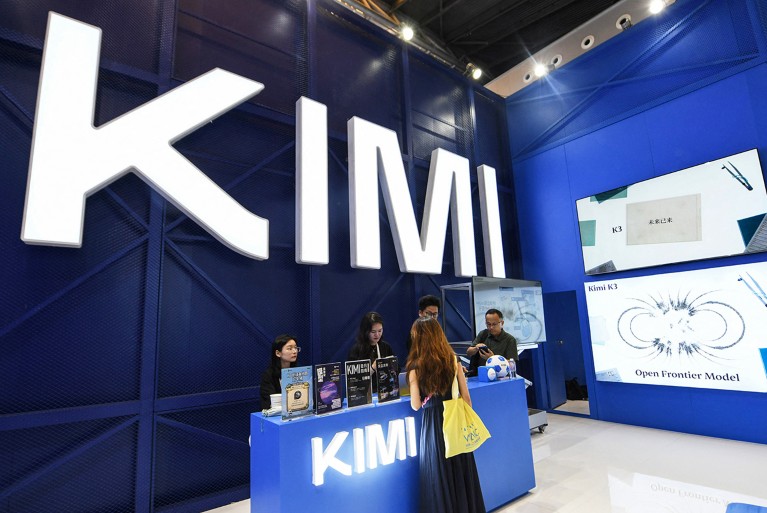 مندوبون يزورون جناح Moonshot AI، الذي يعرض العلامة التجارية لمنتج Kimi في المؤتمر العالمي للذكاء الاصطناعي في شنغهاي.