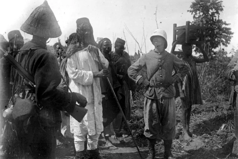 النقيب غورو وساموري توري، السجناء، فاران أواليا (غينيا)، ١٦ أكتوبر ١٨٩٨. Credits: Bordeaux Métropole Archives