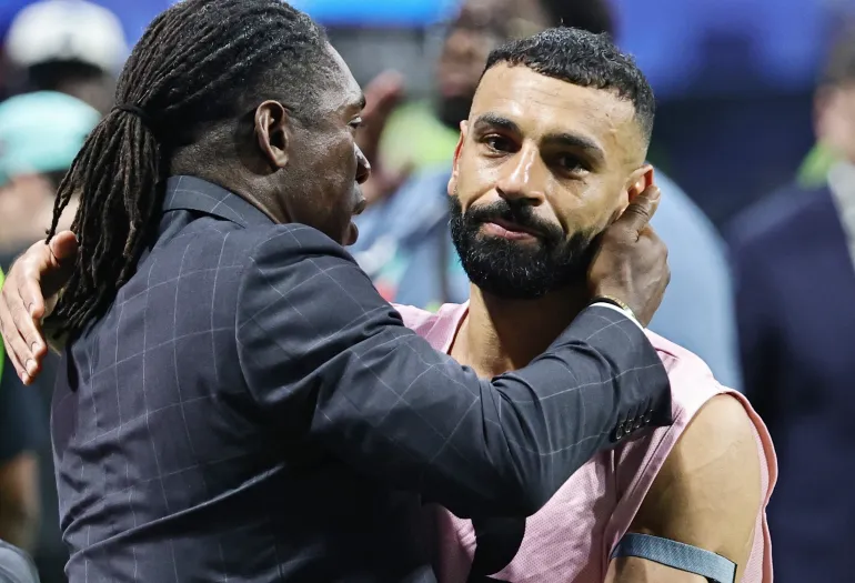 صلاح يتلقى مواساة من النجم الهولندي سيدورف عقب خسارة المنتخب المصري أمام الأرجنتين (الأوروبية) 