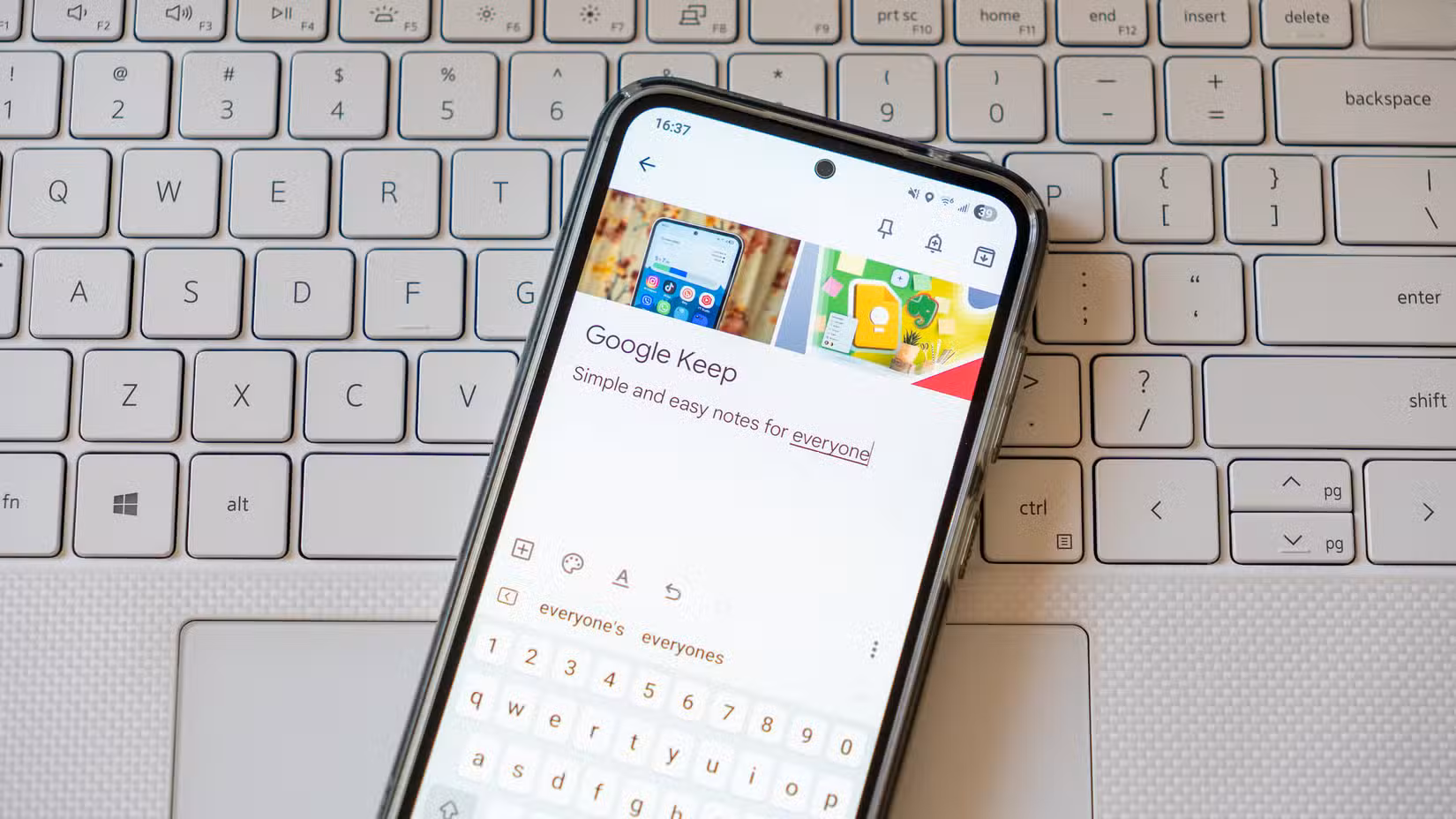 يتم عرض ملاحظة Google Keep على الهاتف على لوحة مفاتيح الكمبيوتر المحمول