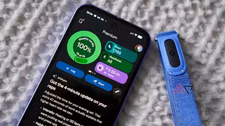 جهاز Fitbit Air مع تطبيق Google Health على هاتف Pixel 10a