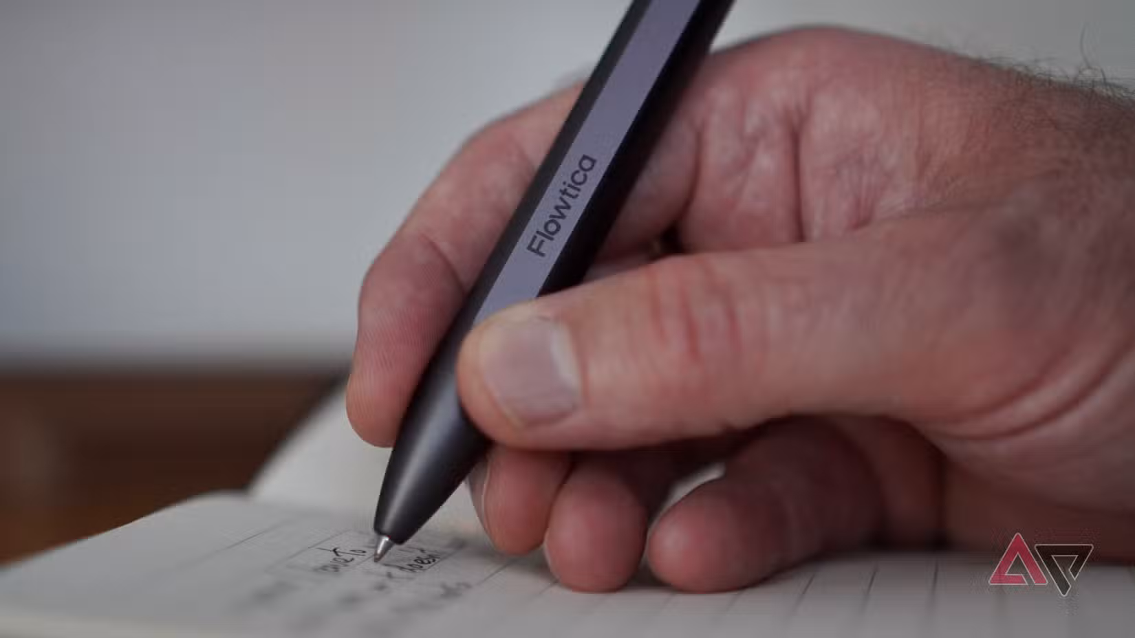 شخص يستخدم Flowtica Scribe