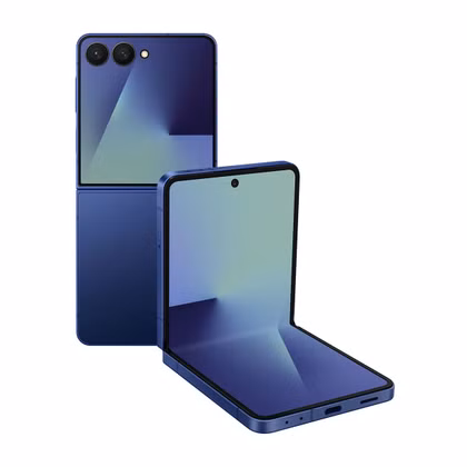 نموذجان من هواتف Galaxy Z Flip 7 معروضان في عرض على خلفية بيضاء.