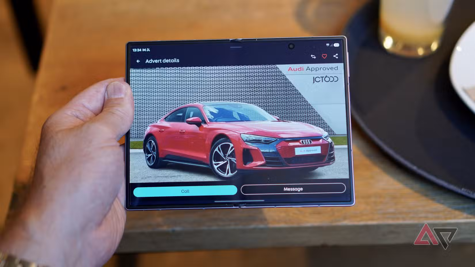 تطبيق Autotrader على هاتف Samsung Galaxy Z Fold 8