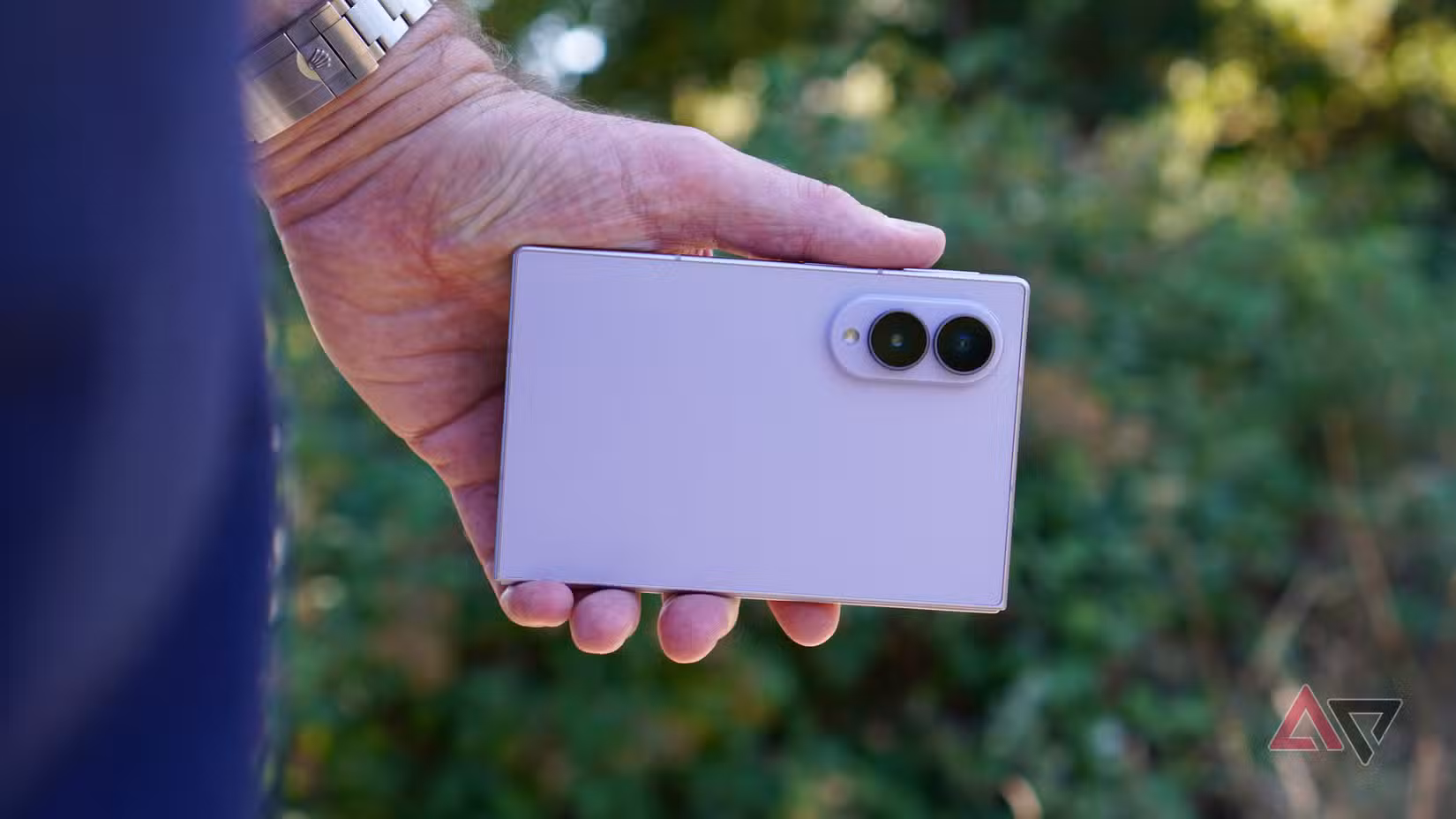 شخص يحمل هاتف Samsung Galaxy Z Fold 8