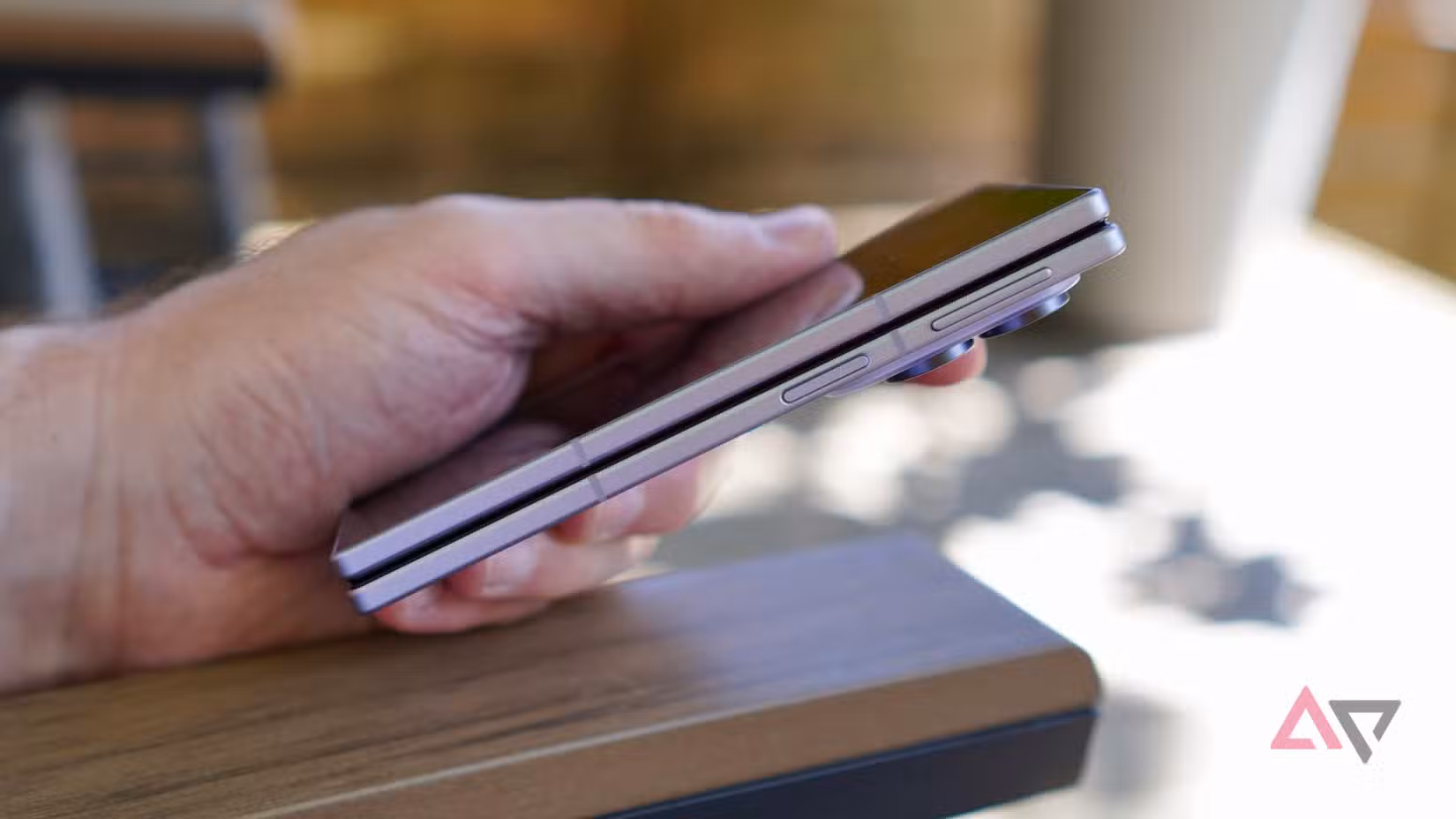شخص يحمل هاتف Samsung Galaxy Z Fold 8