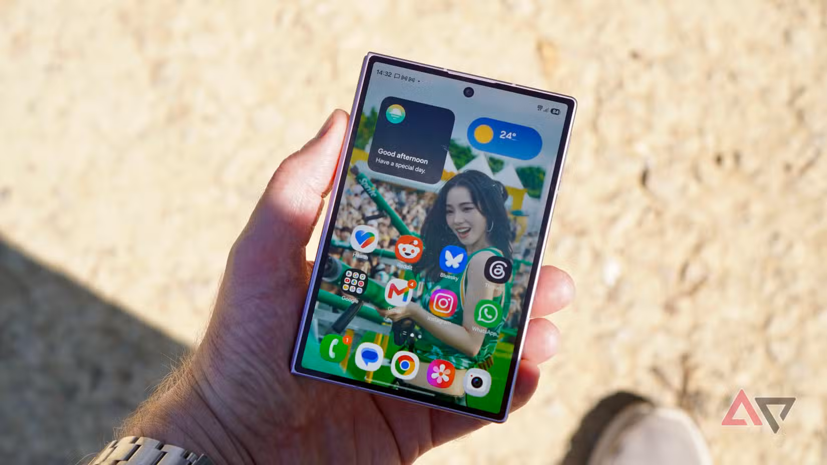 شخص يحمل هاتف Samsung Galaxy Z Fold 8