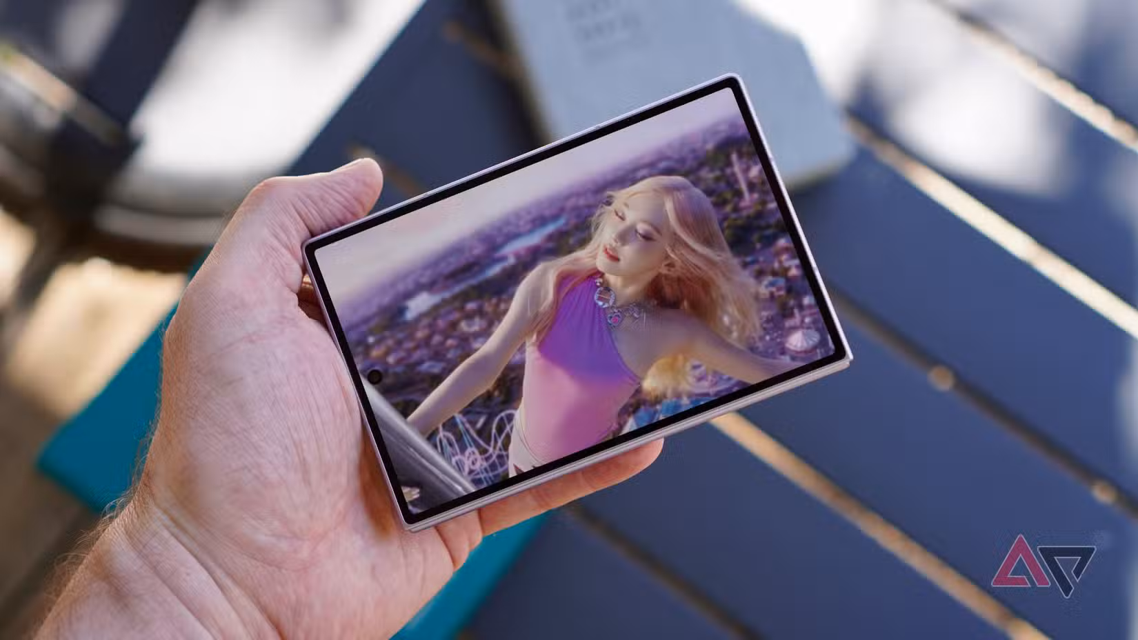 مقطع فيديو يتم تشغيله على Samsung Galaxy Z Fold 8