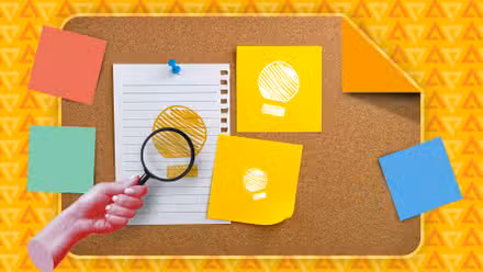 رسم توضيحي ليد تحمل عدسة مكبرة أمام لوحة الفلين مع أيقونات Google Keep