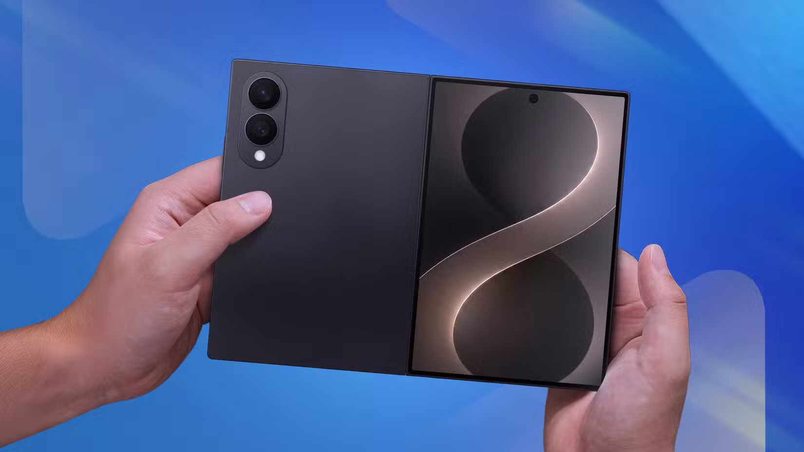 يد تحمل هاتف Samsung Galaxy Z Fold 8 Wide على خلفية زرقاء.