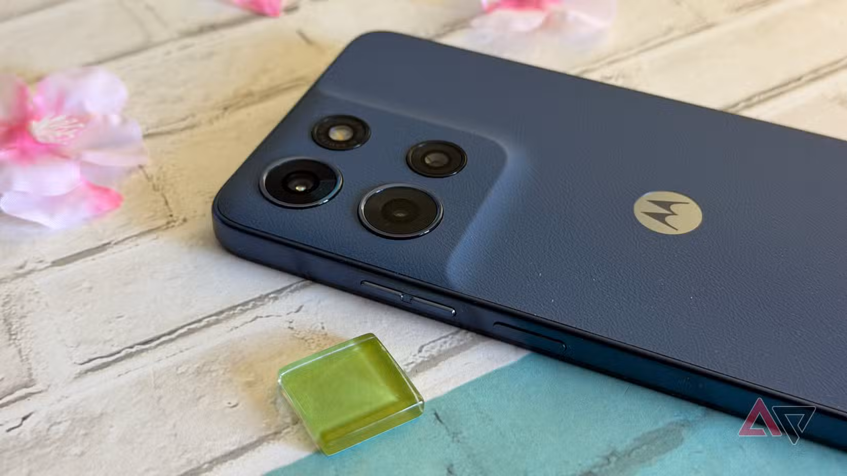 Moto G 2026 يجلس بجوار خرزة خضراء