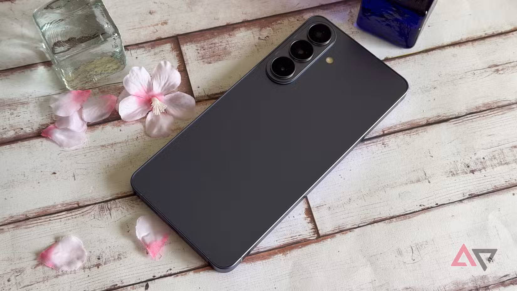 هاتف Samsung Galaxy S26+ محاط بالخرز الزجاجي