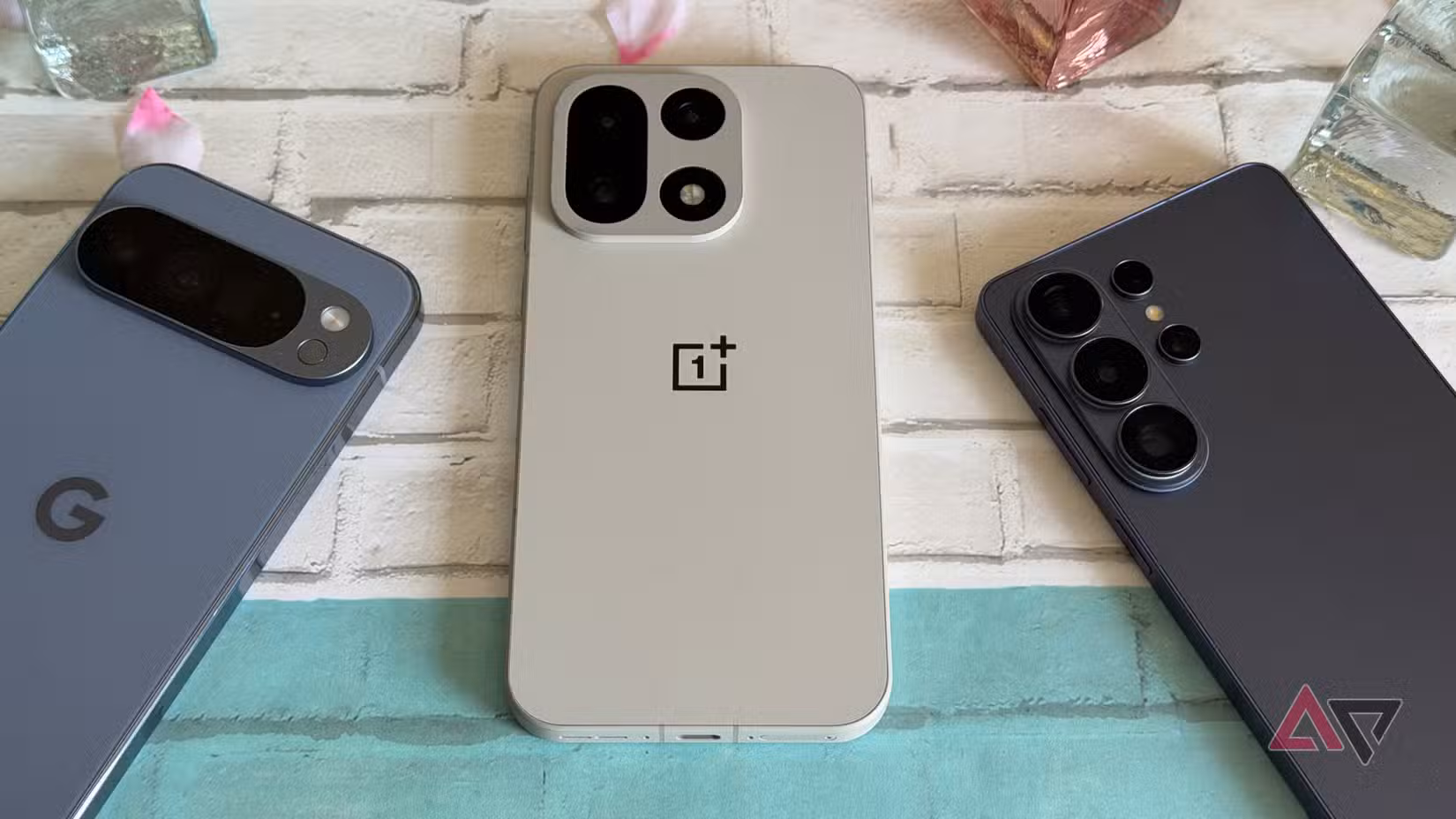 OnePlus 15 محاط بهاتف Google Pixel 10 Pro XL وGalaxy S26 Ultra