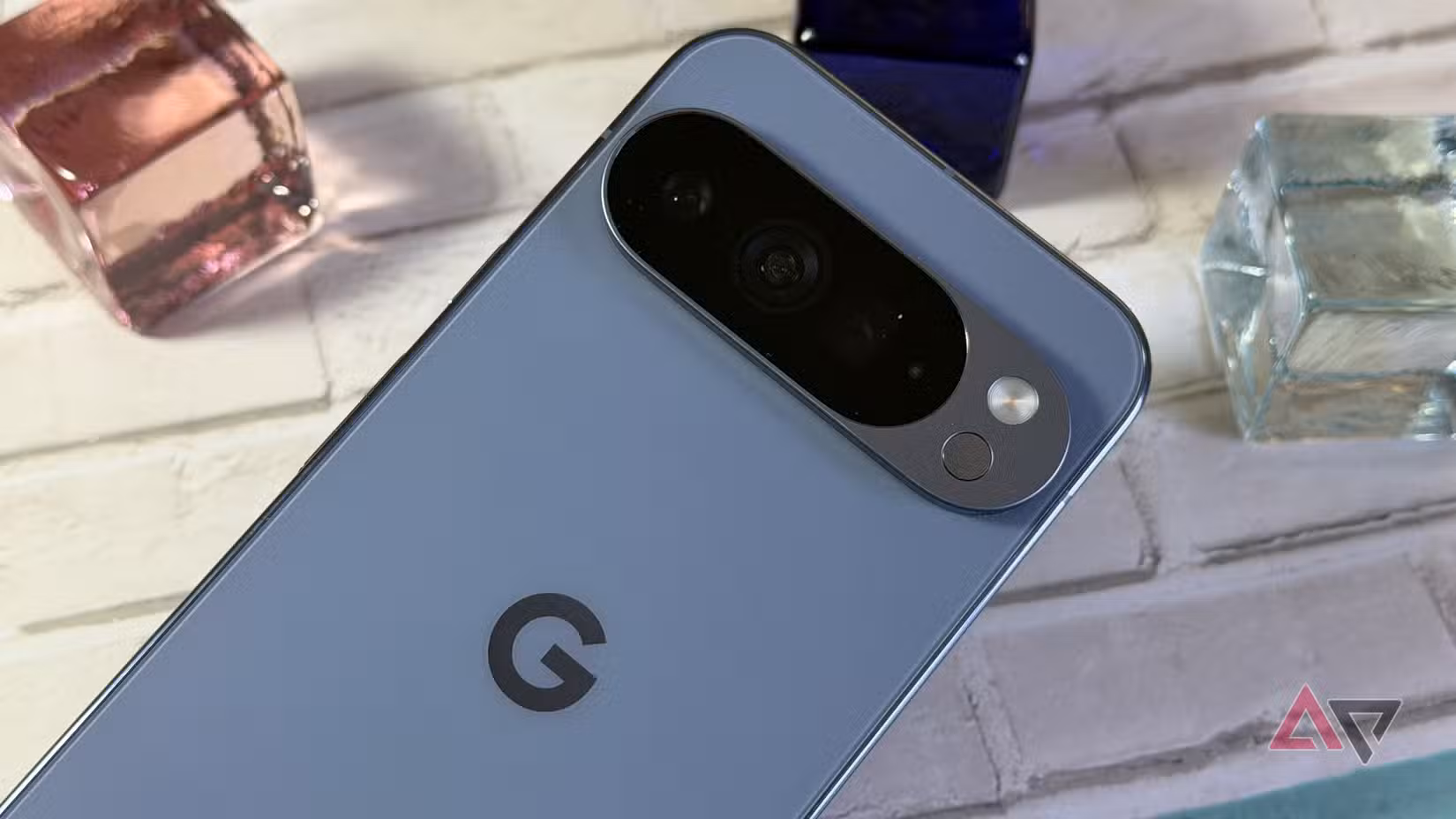 Google Pixel 10 Pro XL مقابل بعض الخرز الزجاجي مع ضوء من النافذة