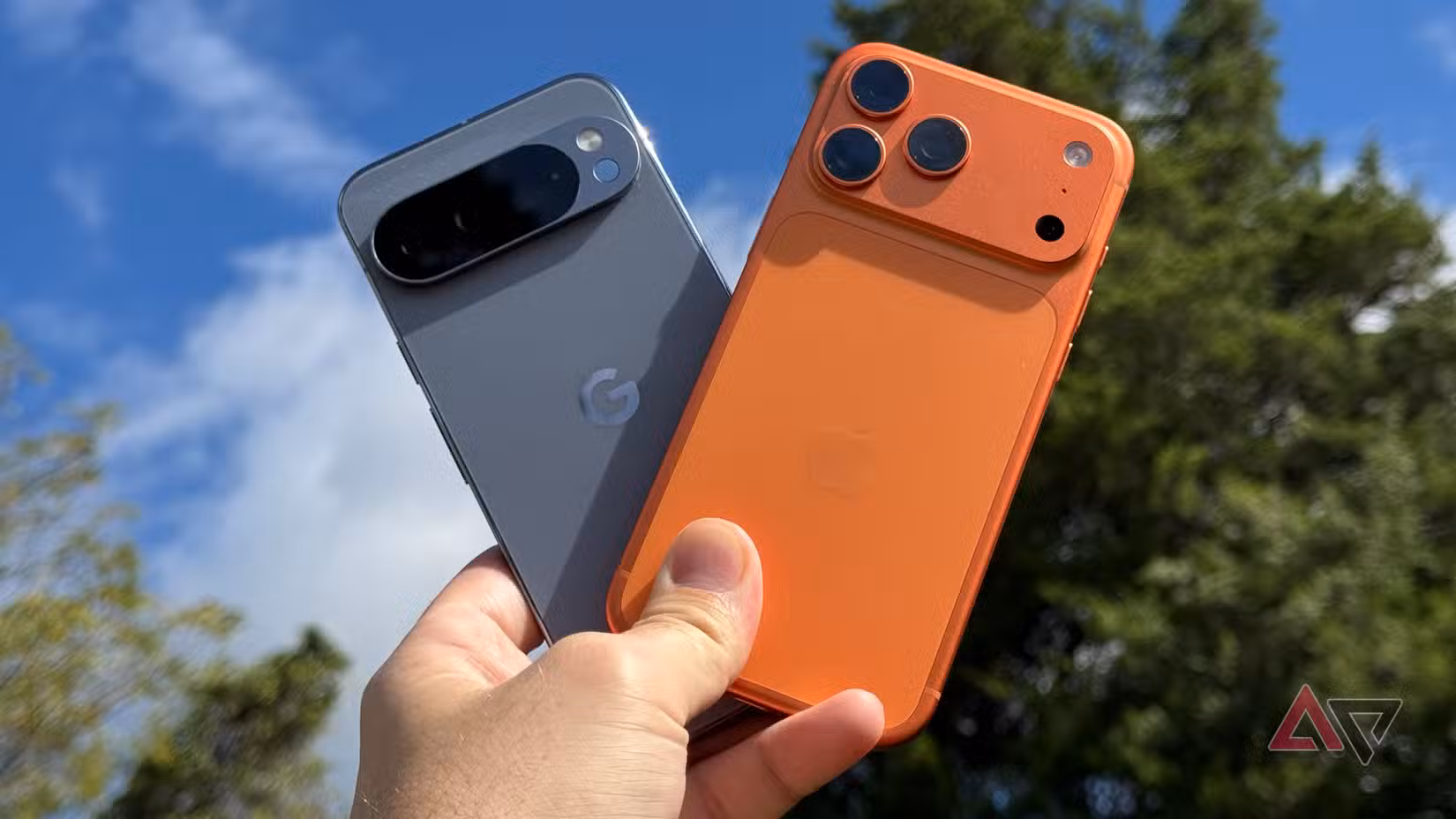 تم تعليق Google Pixel 10 Pro XL بجوار هاتف Apple iPhone 17 Pro Max