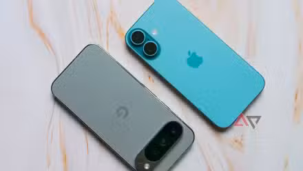 هاتف Pixel 9 Pro بجوار iPhone 16 على خلفية باللون البني الداكن.