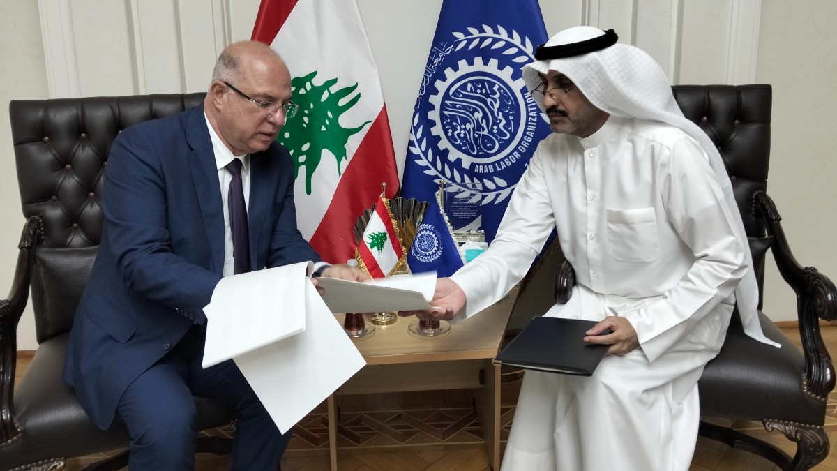 صورة مميزة: وزير العمل التقى المدير العام لمنظمة العمل العربية في القاهرة وبحثٌ في تعزيز التعاون ودعم لبنان – قناة المنار