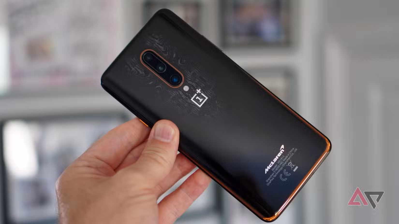 شخص يحمل هاتف OnePlus 7T Pro McLaren Edition