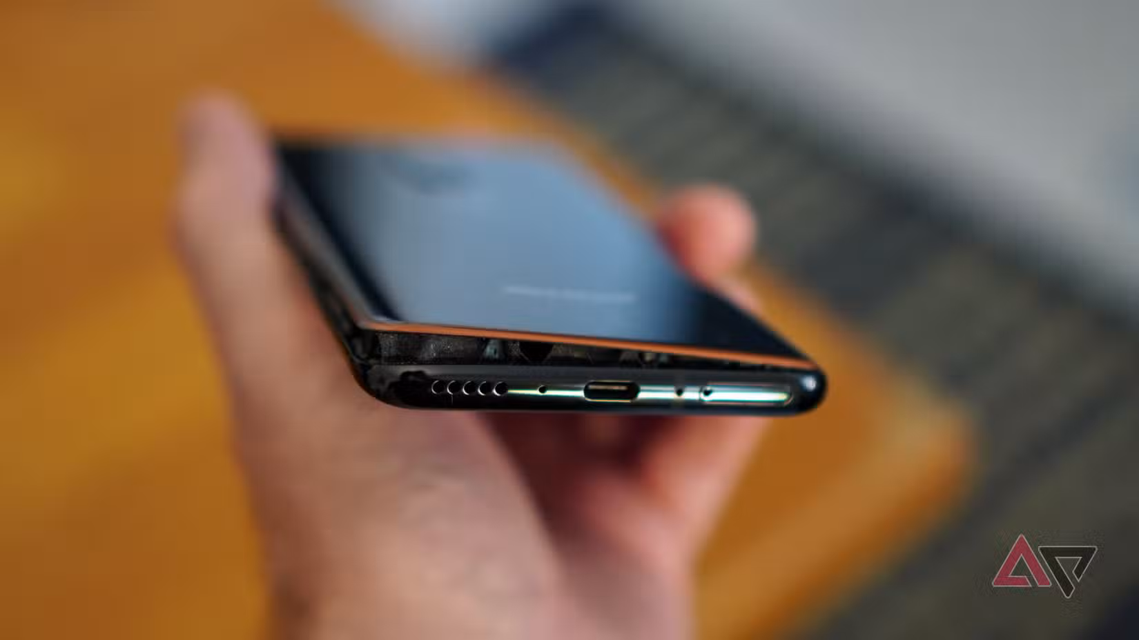 شخص يحمل هاتف OnePlus 7T Pro McLaren Edition