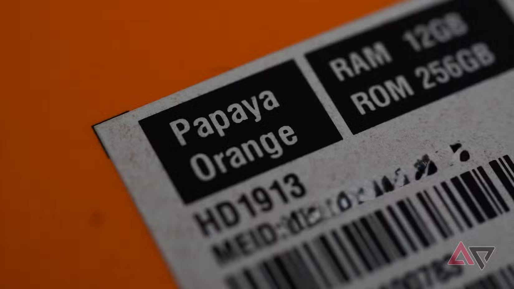اسم اللون الموجود على علبة OnePlus 7T Pro McLaren Edition