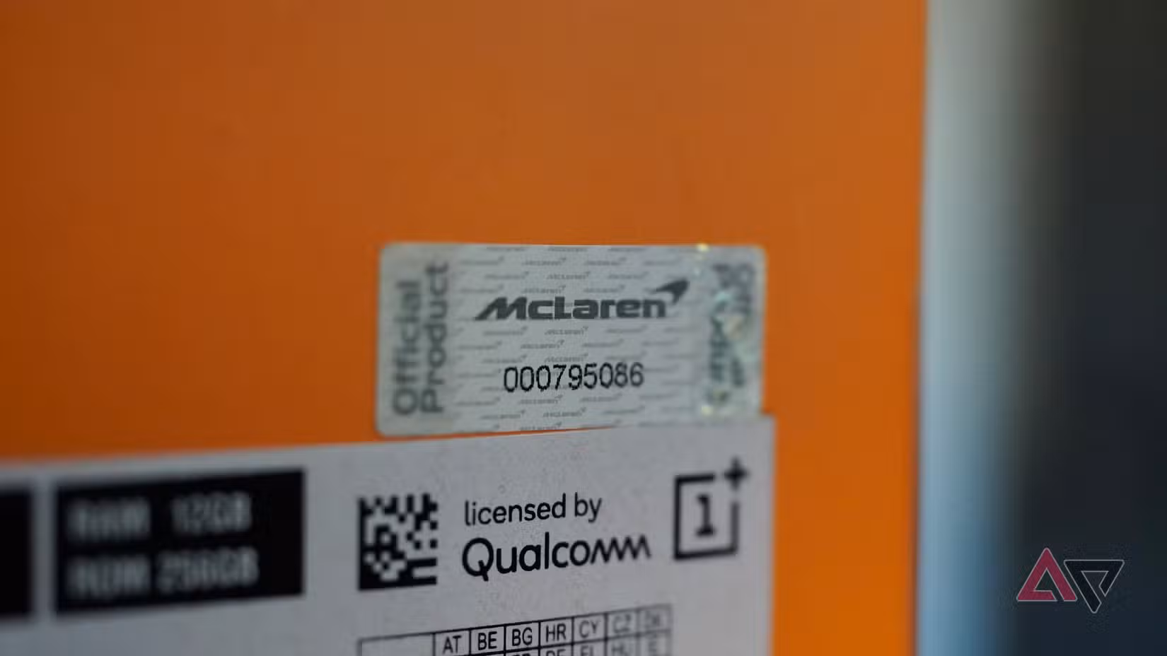 الملصق الموجود على الجزء الخلفي من صندوق OnePlus 7T Pro McLaren Edition