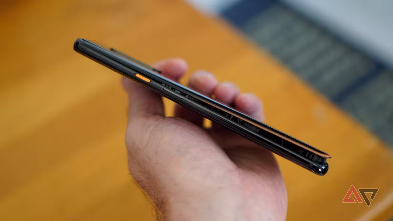 شخص يحمل هاتف OnePlus 7T Pro McLaren Edition