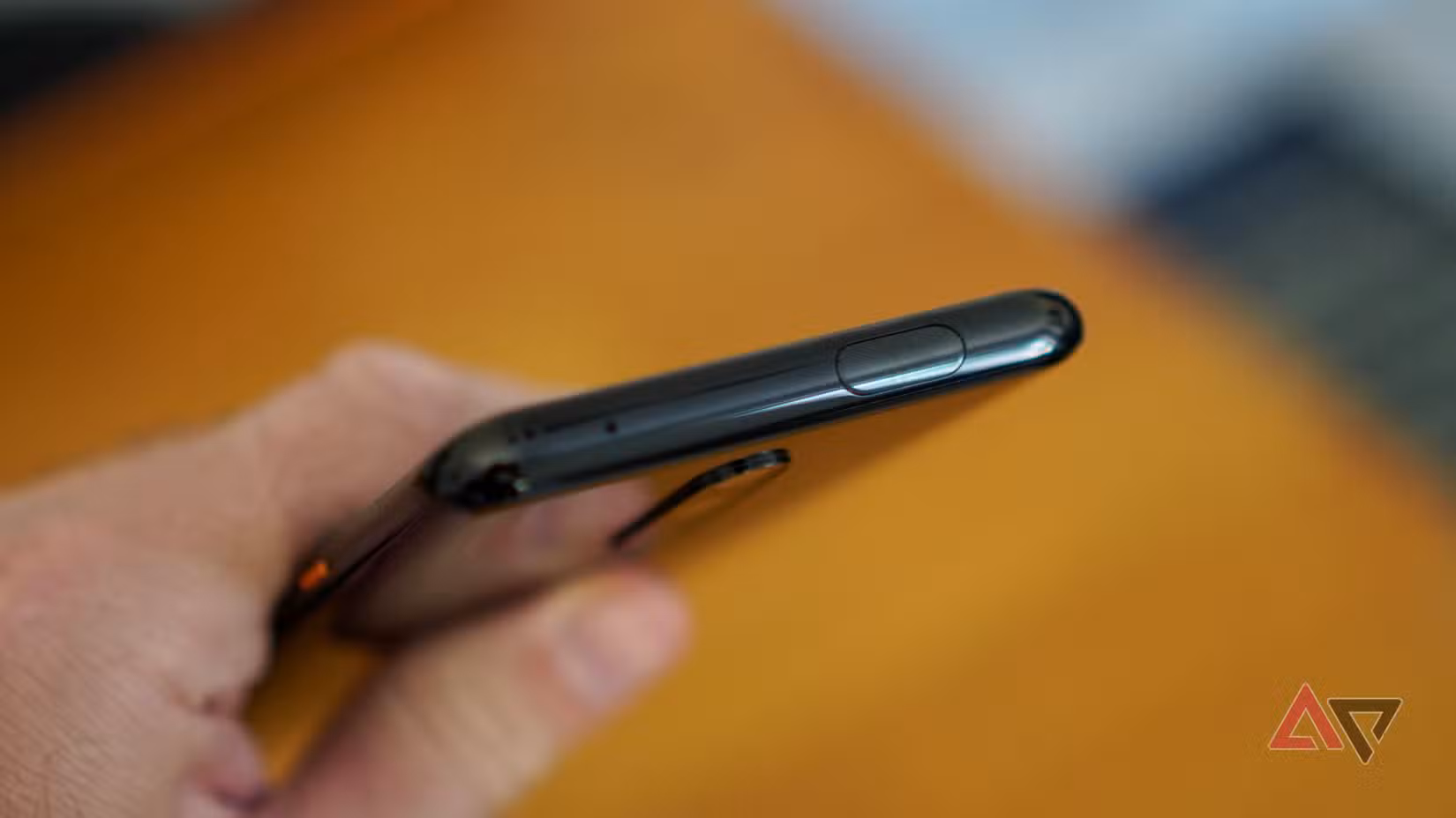 شخص يحمل هاتف OnePlus 7T Pro McLaren Edition