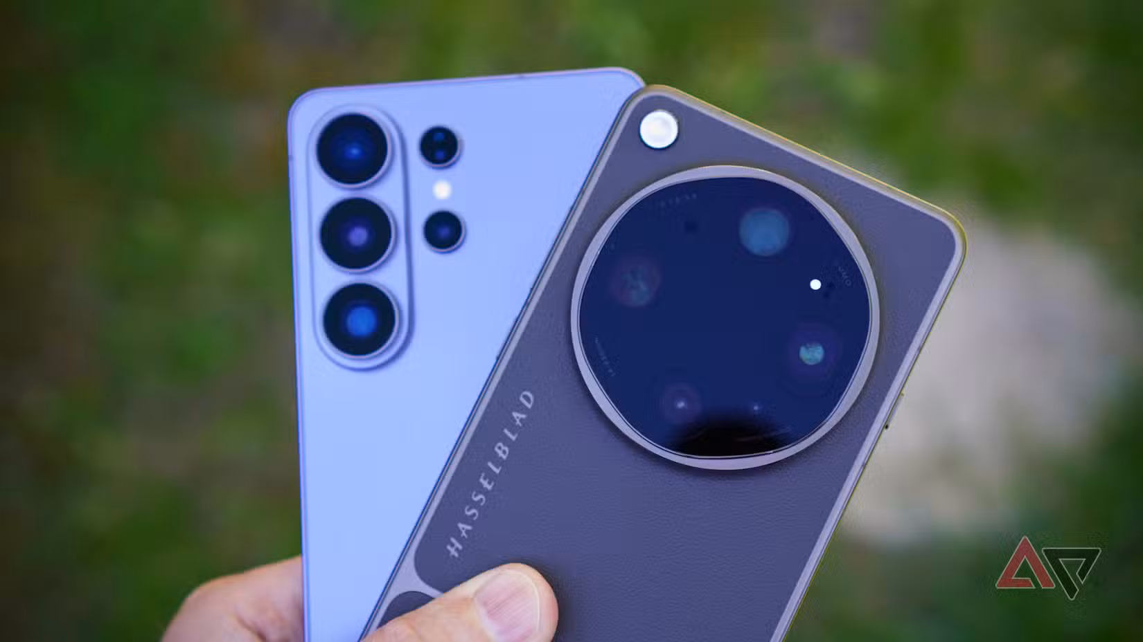 شخص يحمل هاتفي OPPO Find X9 Ultra وSamsung Galaxy S26 Ultra