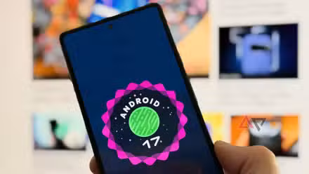 يد تحمل هاتف Google Pixel 6 يظهر عليها شعار Android 17.