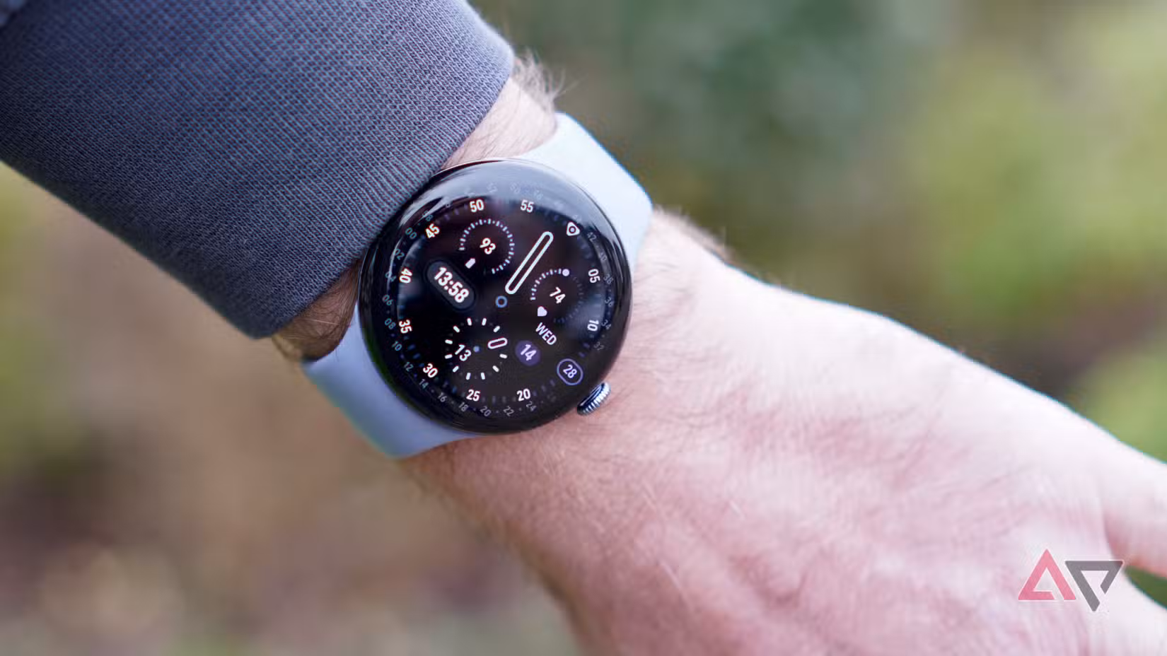 شخص يرتدي Google Pixel Watch 4
