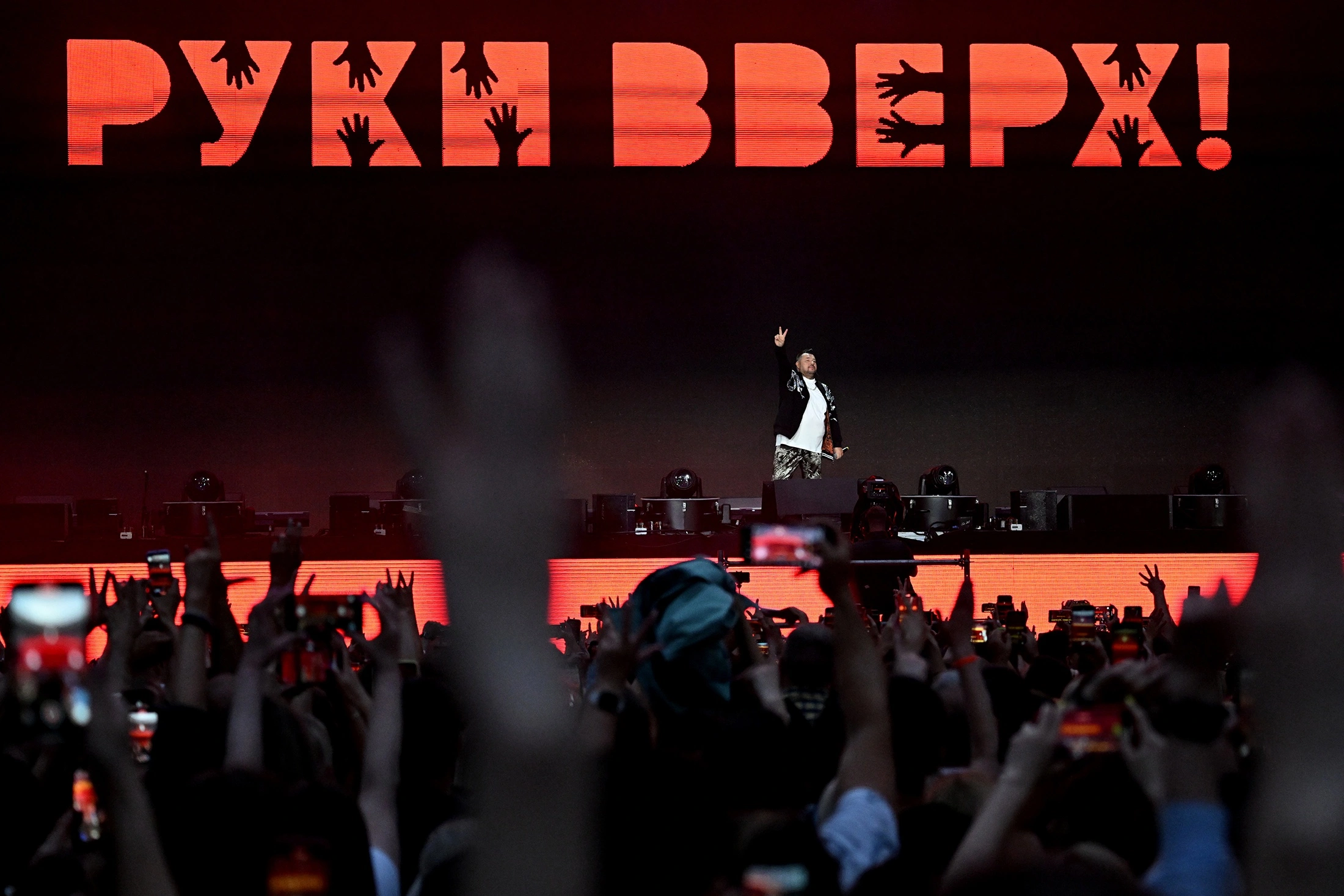 Солист группы "Руки Вверх" Сергей Жуков выступает на своем концерте