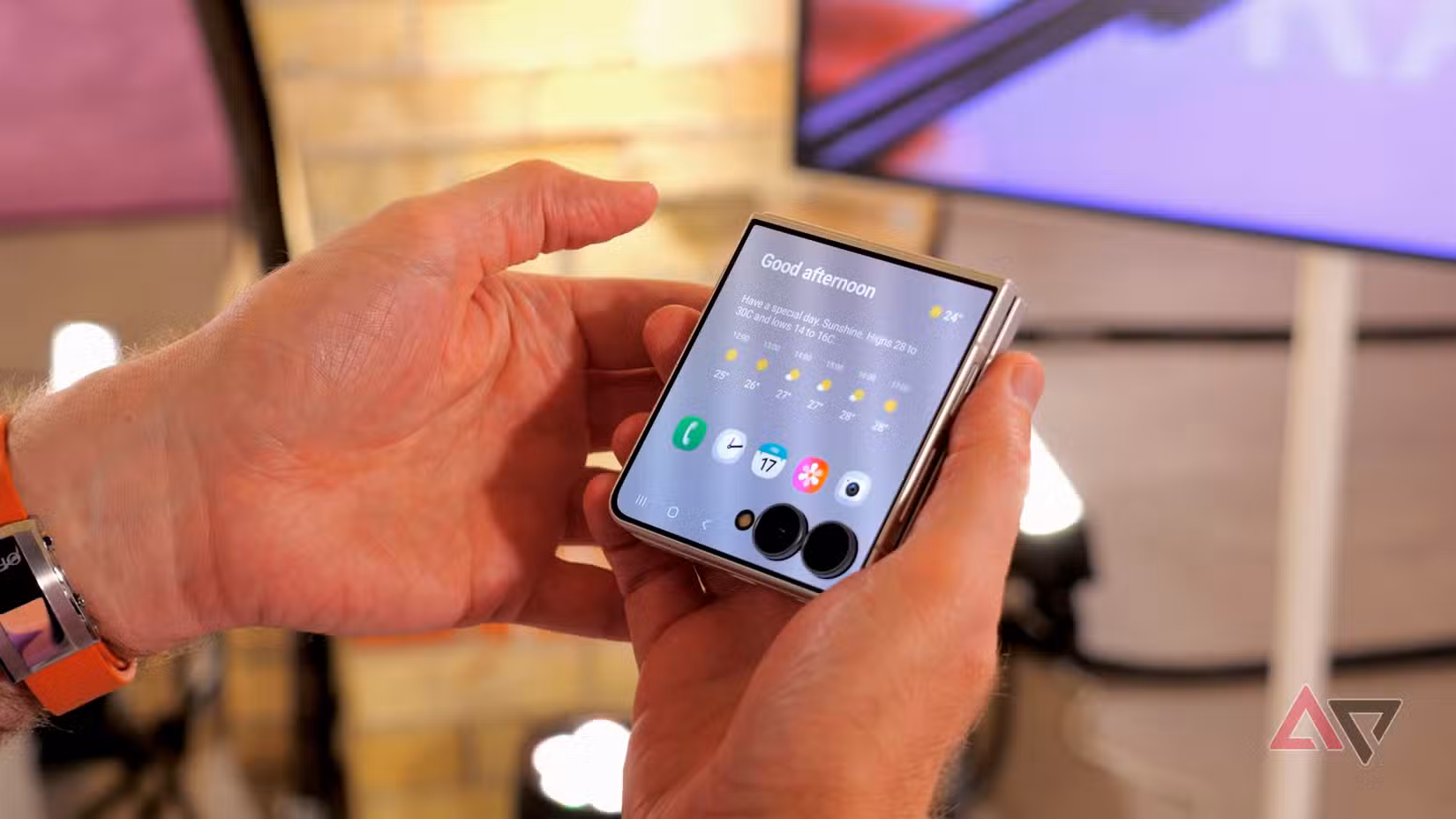 شخص يستخدم هاتف Samsung Galaxy Z Flip 8